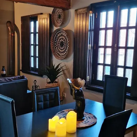 Rustic Retreat-country House *