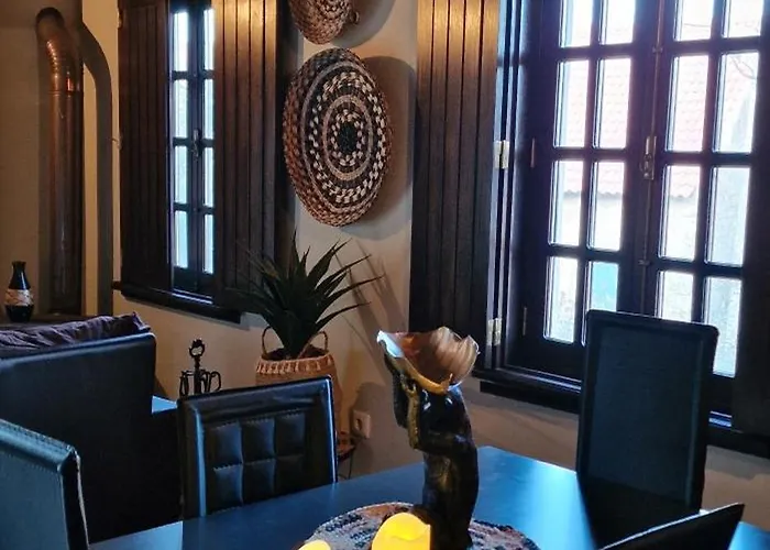 Rustic Retreat-country House *