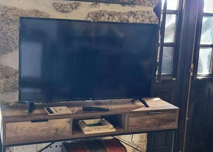 בית כפרי Rustic Retreat-country House *