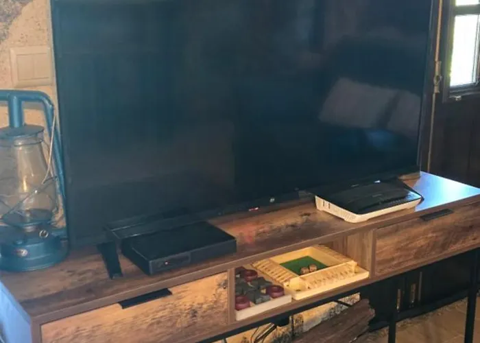 בית כפרי Rustic Retreat-country House *