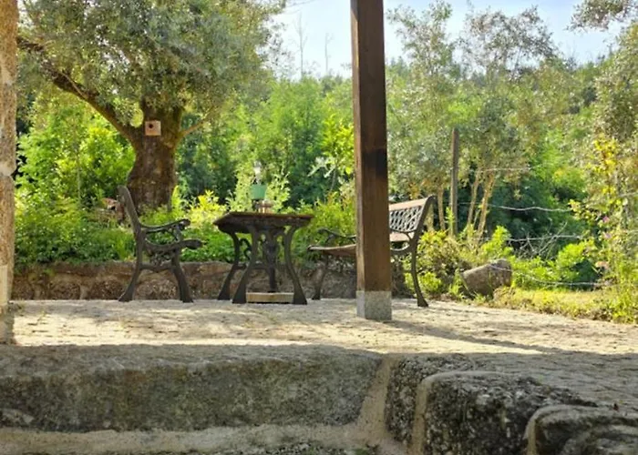 בית כפרי Rustic Retreat-country House *