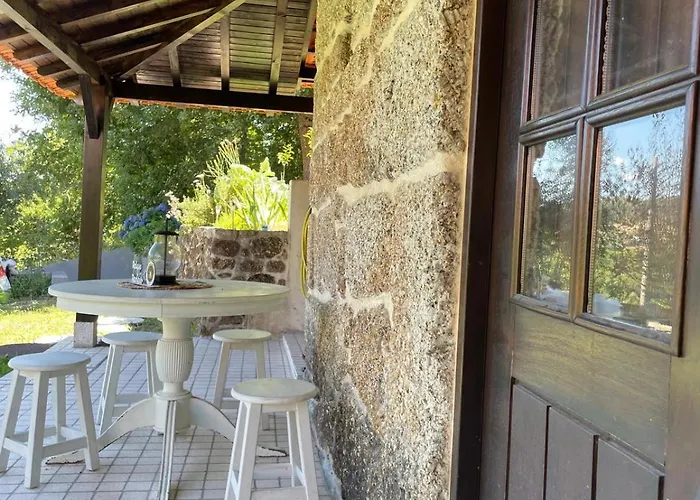 בית כפרי Rustic Retreat-country House *